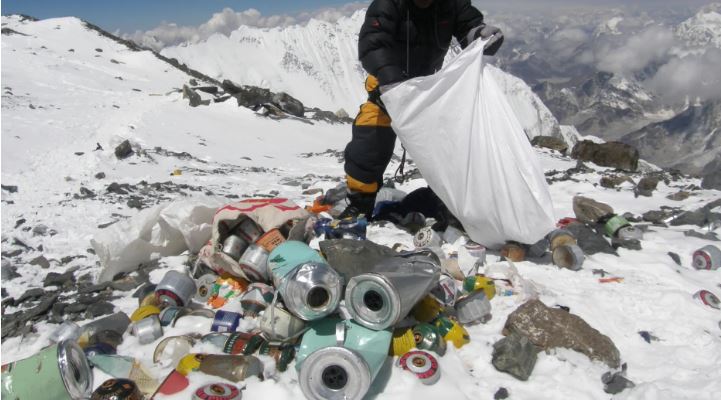 Световен ден на здравето пулбикация: връх Еврест в пластмасови отпадъци