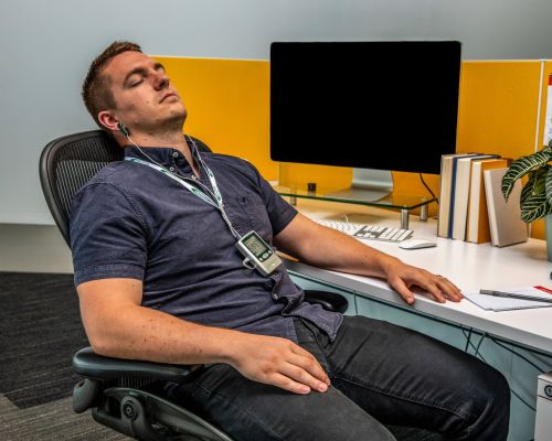 Мъж с ПОД НАЕМ Краниален електростимулатор Alpha-Stim AID комплект.